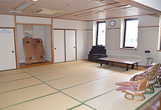 踊り、カラオケ等、クラブ活動に使用しています。