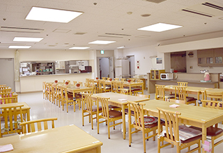 食事は3食食堂にてとっていただきます。体調不良時は居室にて配食いたします。