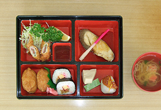 栄養士による献立で、入居者に適した食事を提供致します。